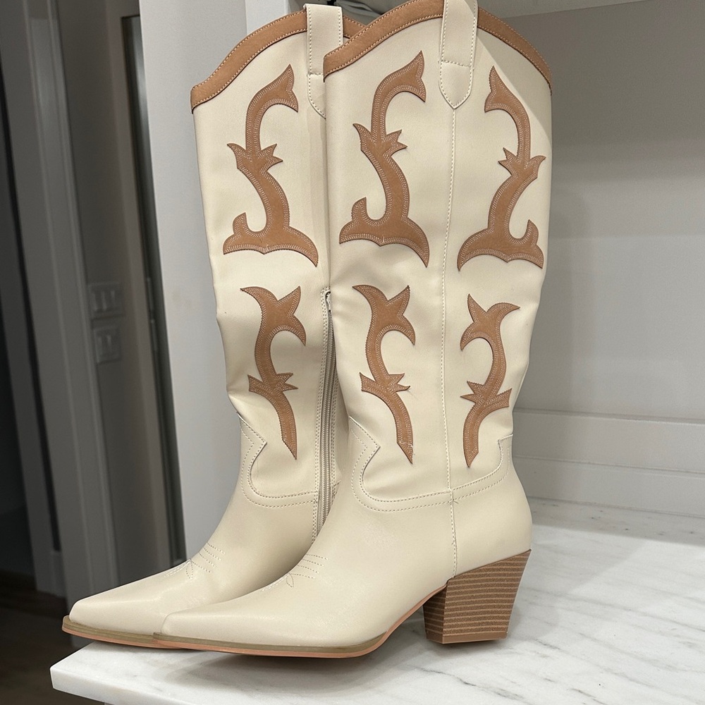 Oasis Society size 8 Tan and Cream Western Boots.  Great condition
